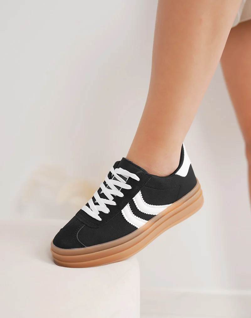 Basket femme noire à bandes blanches et semelle marron tendance