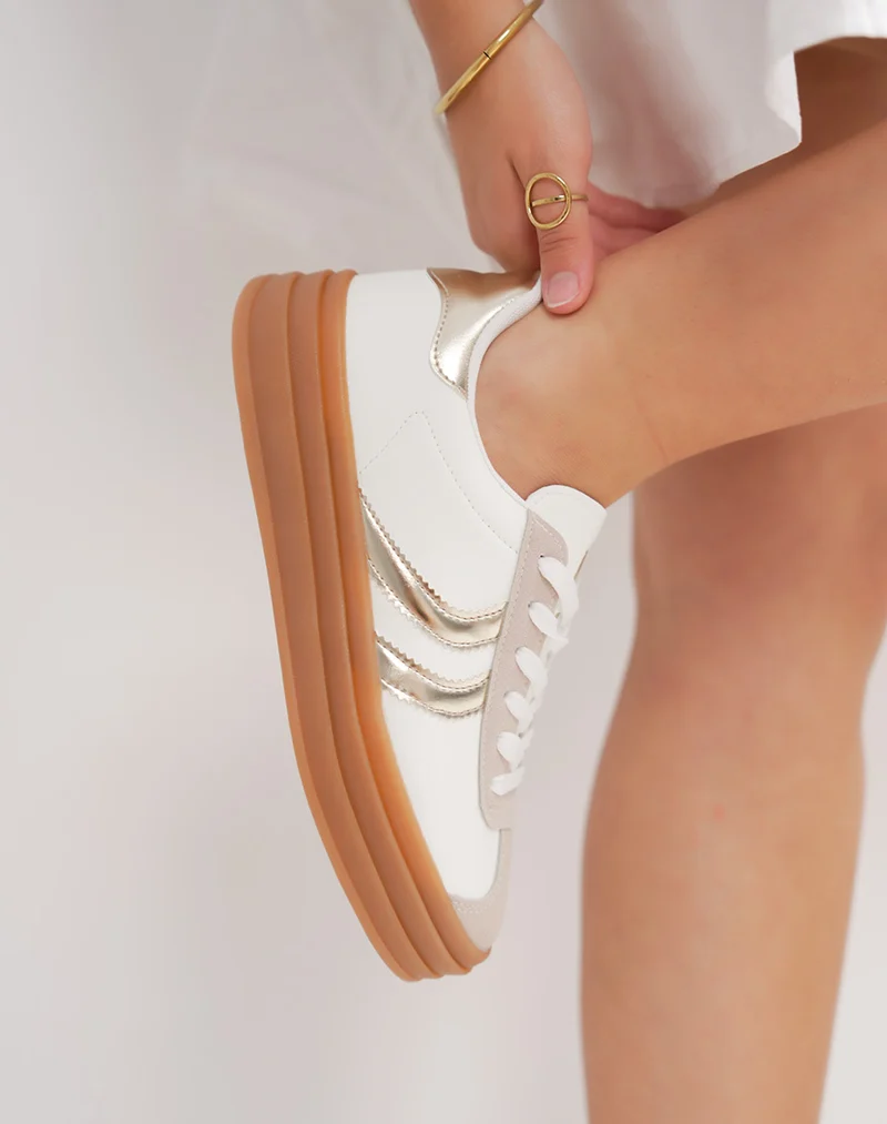 Basket femme blanche à bandes dorées et semelle marron tendance