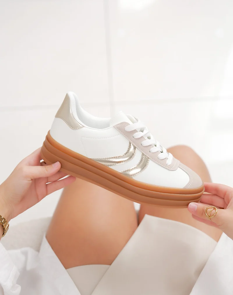 Basket femme blanche à bandes dorées et semelle marron tendance
