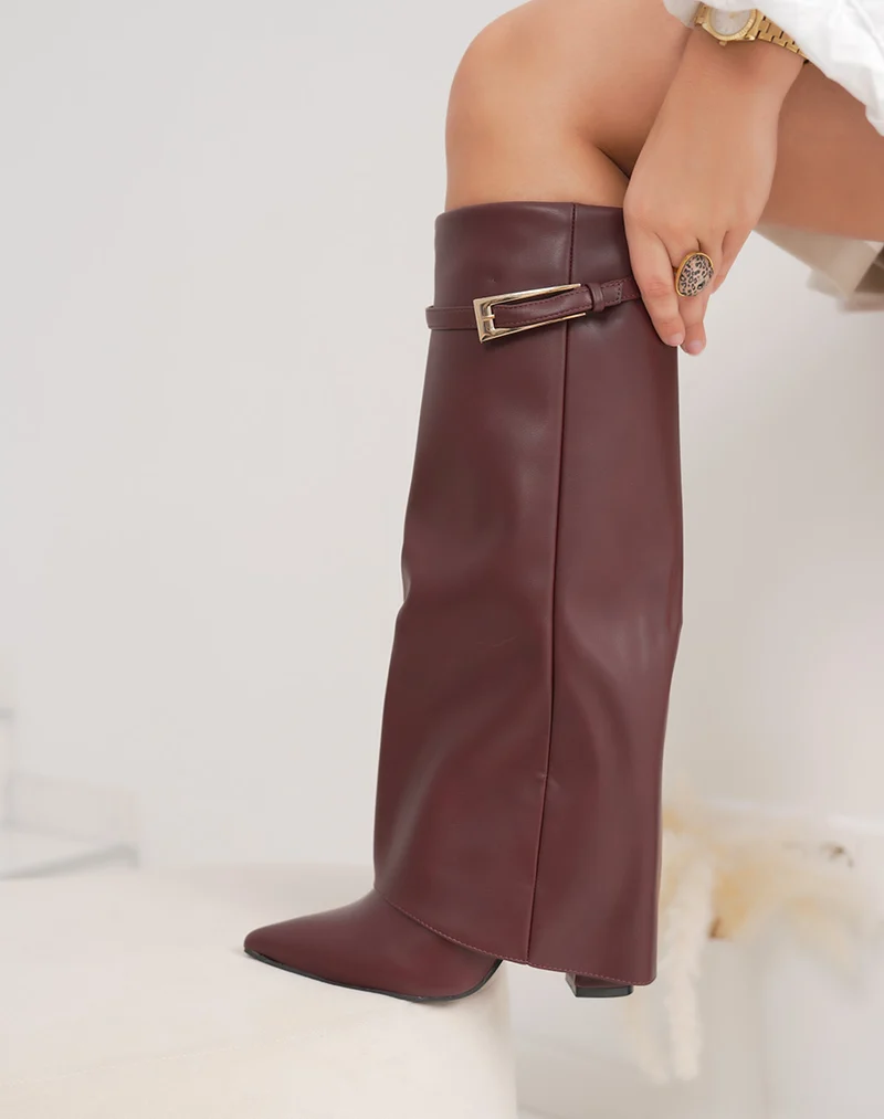 Bottes femme bordeaux à revers élégantes avec lanière et boucle dorée