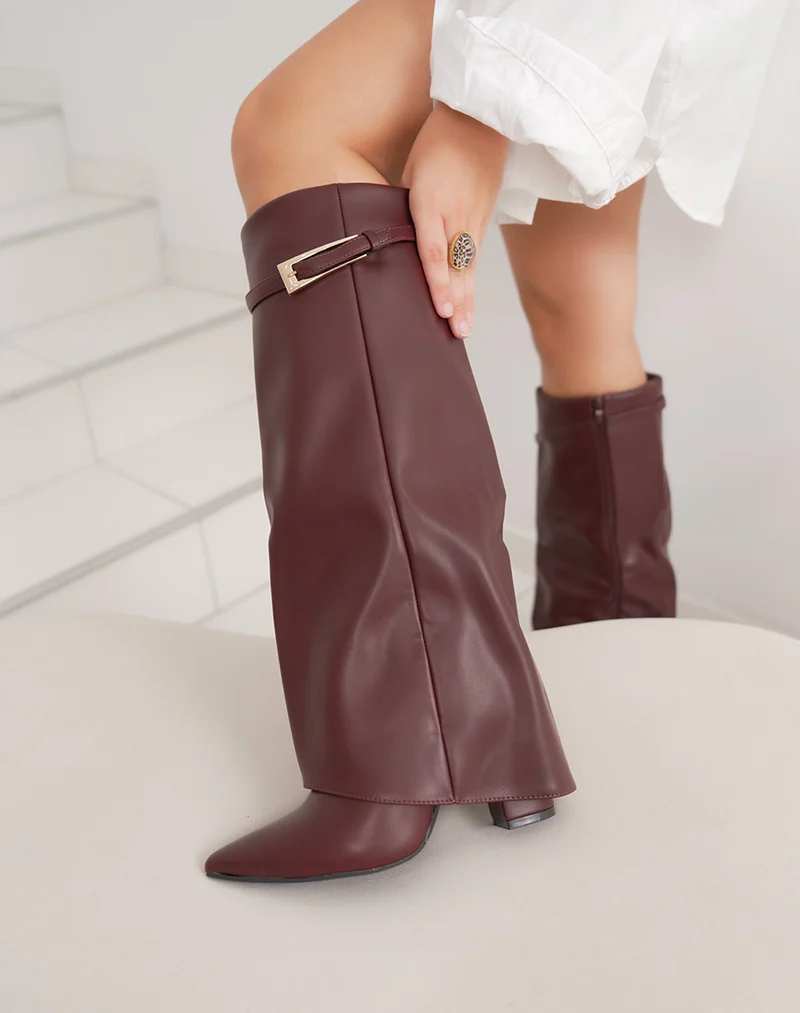 Bottes femme bordeaux à revers élégantes avec lanière et boucle dorée