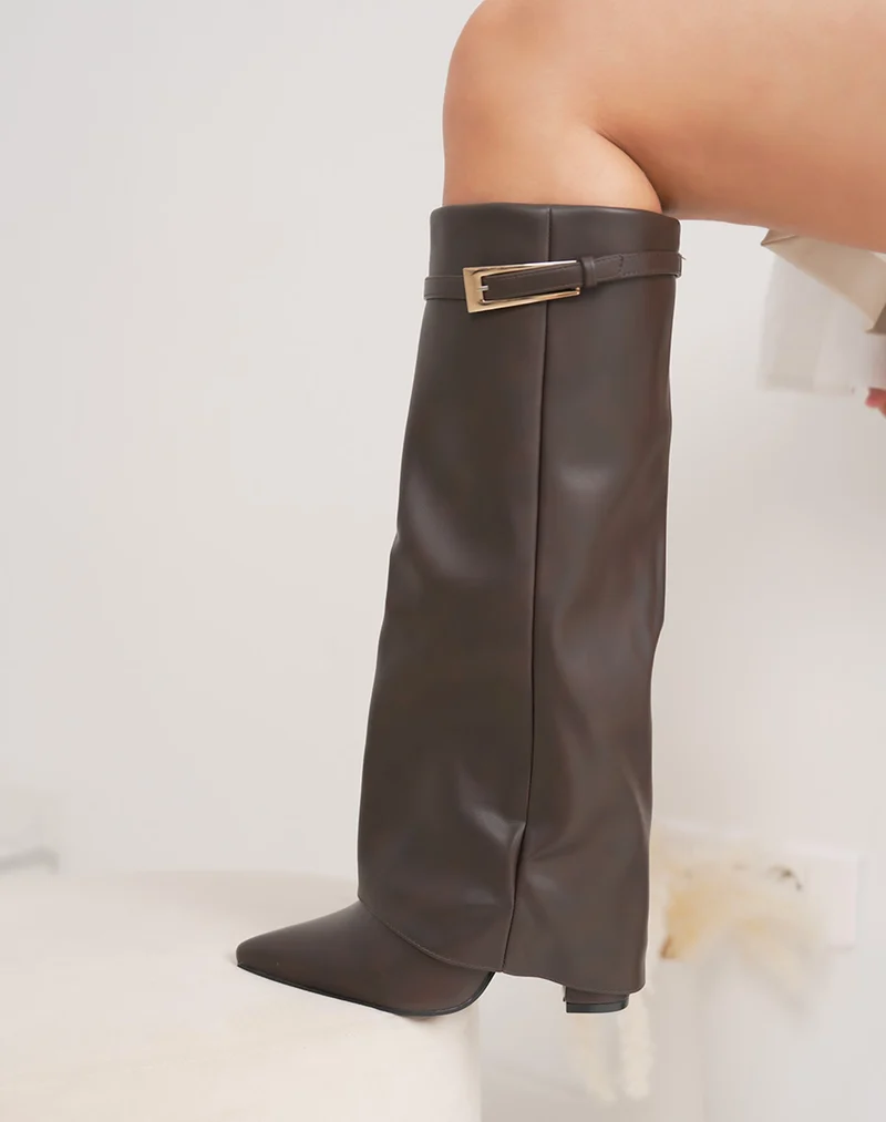 Bottes femme marron à revers élégantes avec lanière et boucle dorée