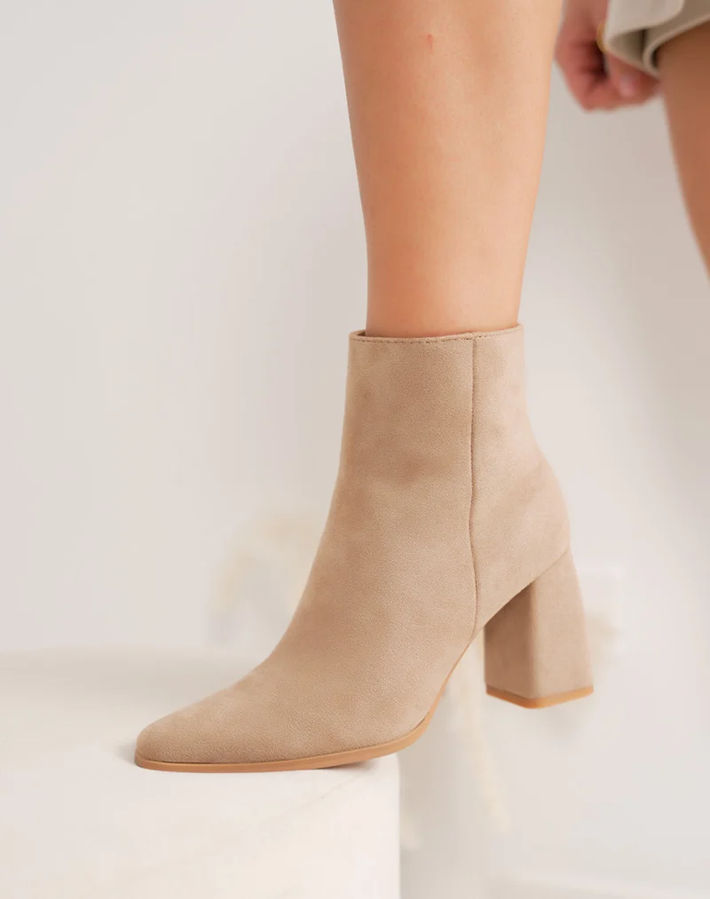 Bottines femme beige en suédine à talon carré chic et bout pointu