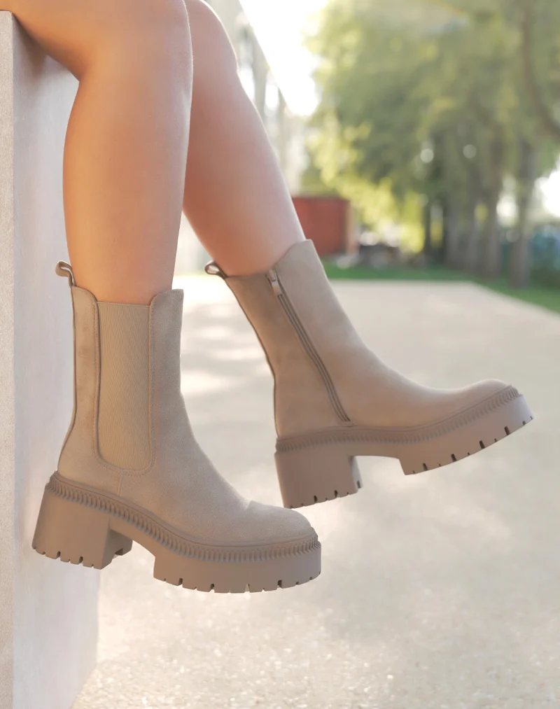 Bottines femme beiges en suédine à plateforme et semelle crantée tendance