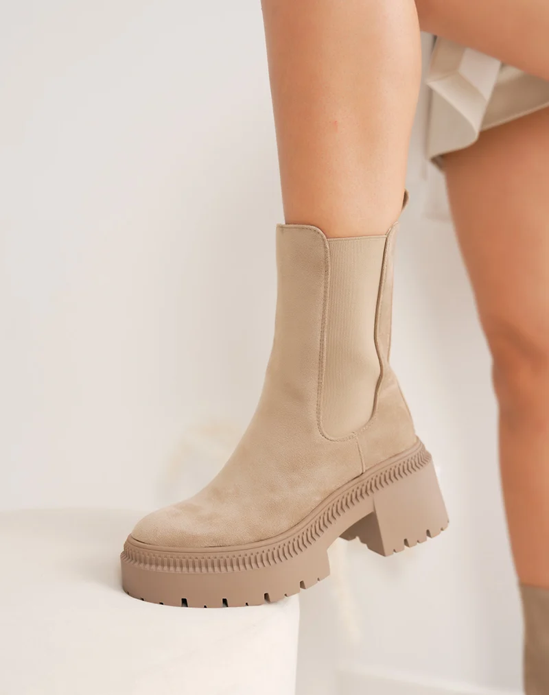 Bottines femme beiges en suédine à plateforme et semelle crantée tendance
