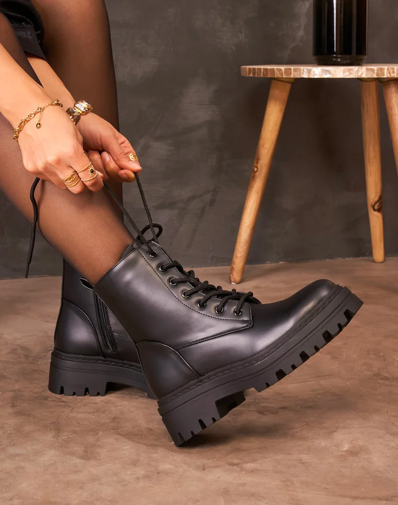 Bottines femme noires à lacets et semelle crantée épaisse avec talon carré 5cm