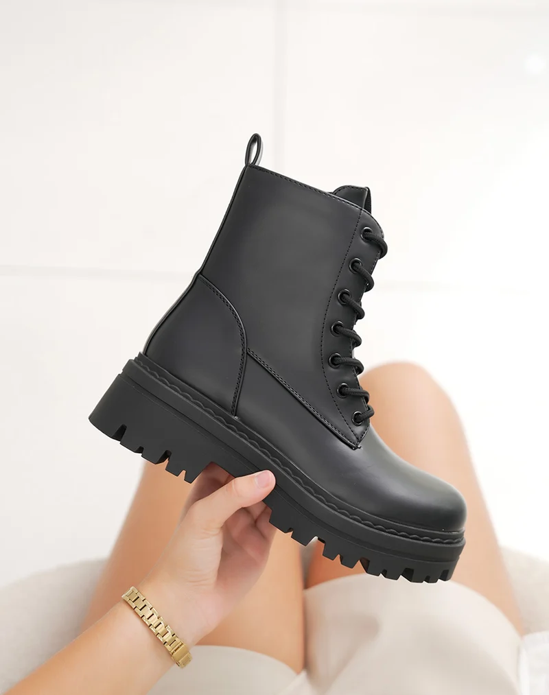 Bottines femme noires à lacets et semelle crantée épaisse avec talon carré 5cm