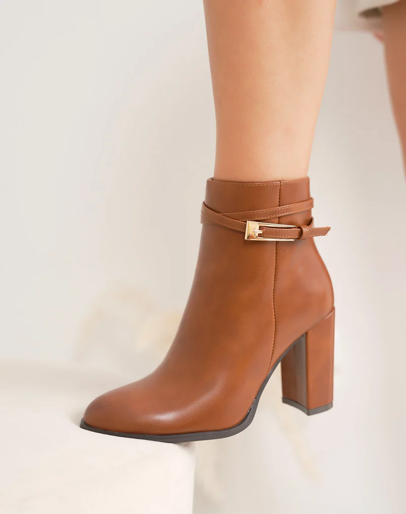 Bottines femme camel à talon carré 9cm élégantes avec lanière dorée et bout pointu