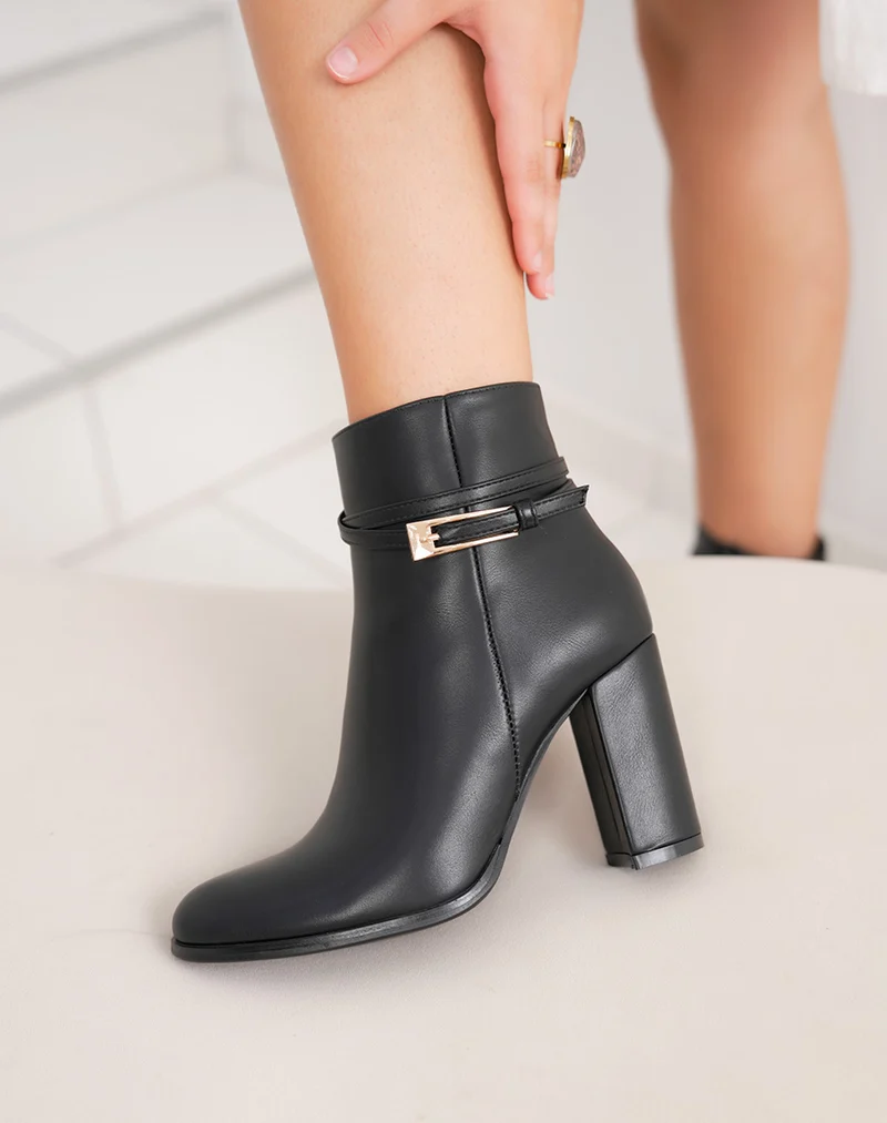 Bottines femme noires à talon carré 9cm élégantes avec lanière dorée et bout pointu
