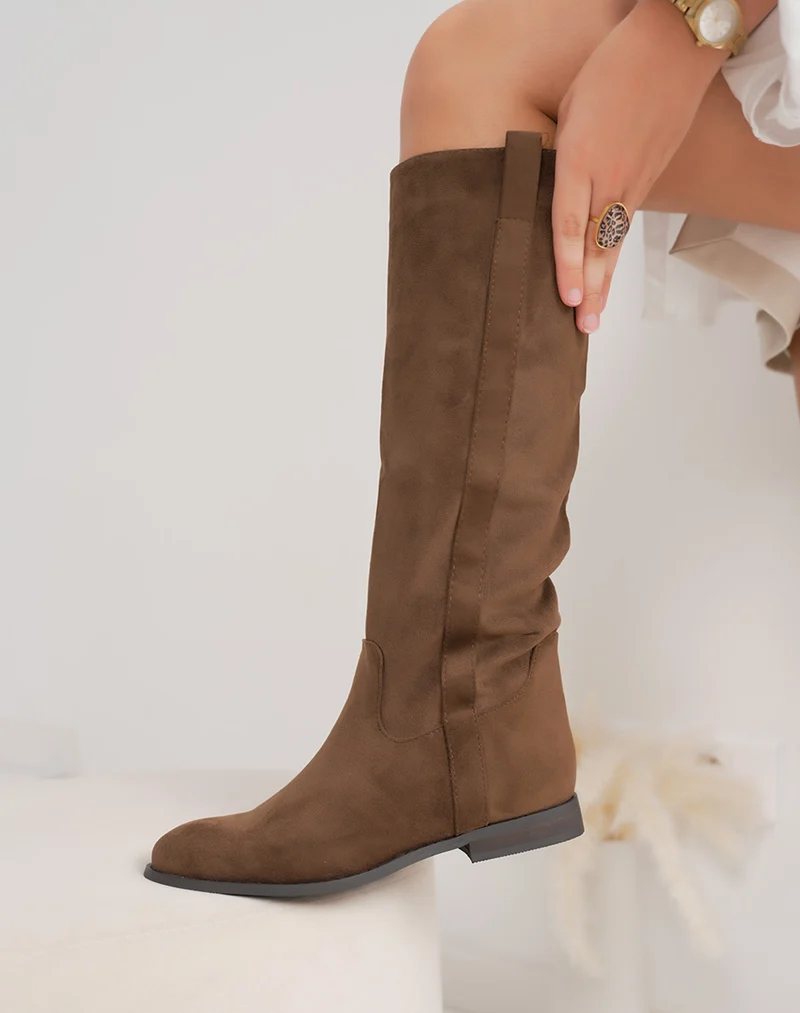 Bottes femme marron clair en suédine à petit talon élégantes et confortables