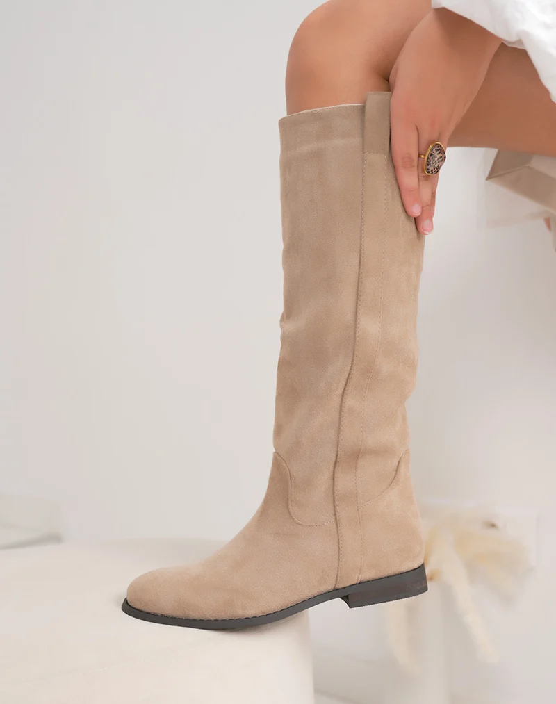 Bottes femme beige en suédine à petit talon élégantes et confortables