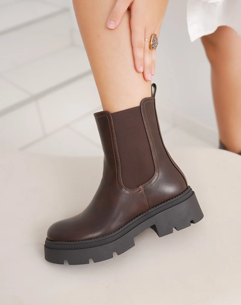 Bottines femme marron style chelsea à semelle crantée épaisse et plateforme