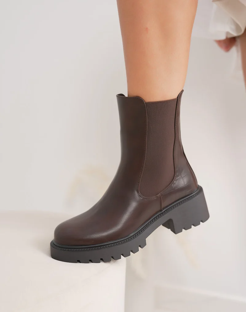 Bottines femme marron style chelsea tendance avec détail croco