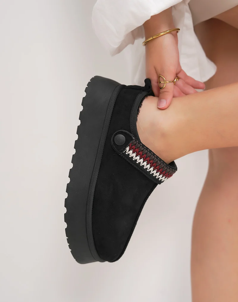 Mules femme noires en suédine fourrée avec détail cousu ajustable