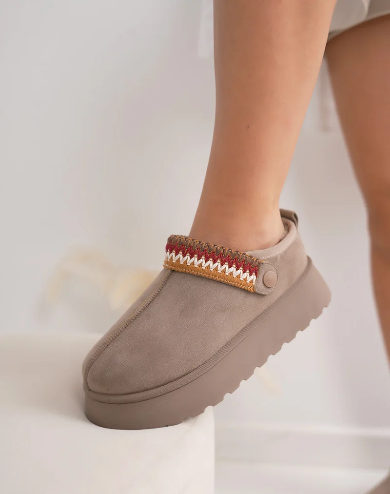 Mules femme taupe en suédine fourrée avec détail cousu ajustable