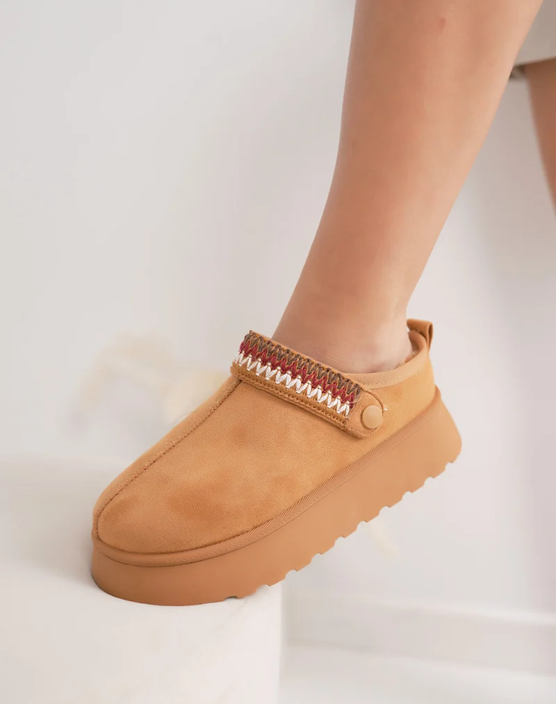 Mules femme camel en suédine fourrée avec détail cousu ajustable