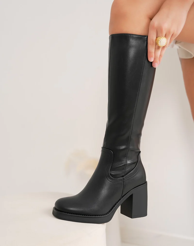 Bottes femme noires élégantes à talon carré et couture raffinée