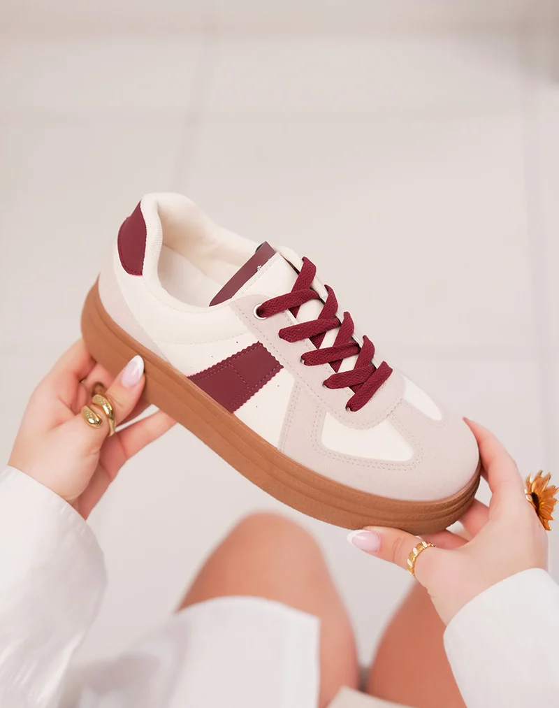 Baskets femme beiges à plateforme camel tendance avec lacets bordeaux et détails suédine