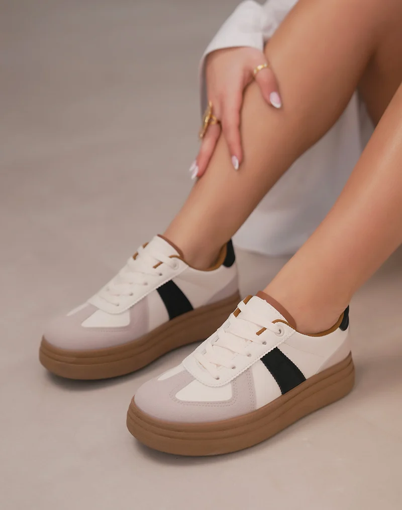 Baskets femme beiges tendance à triple plate-forme camel et détails noirs contrastants