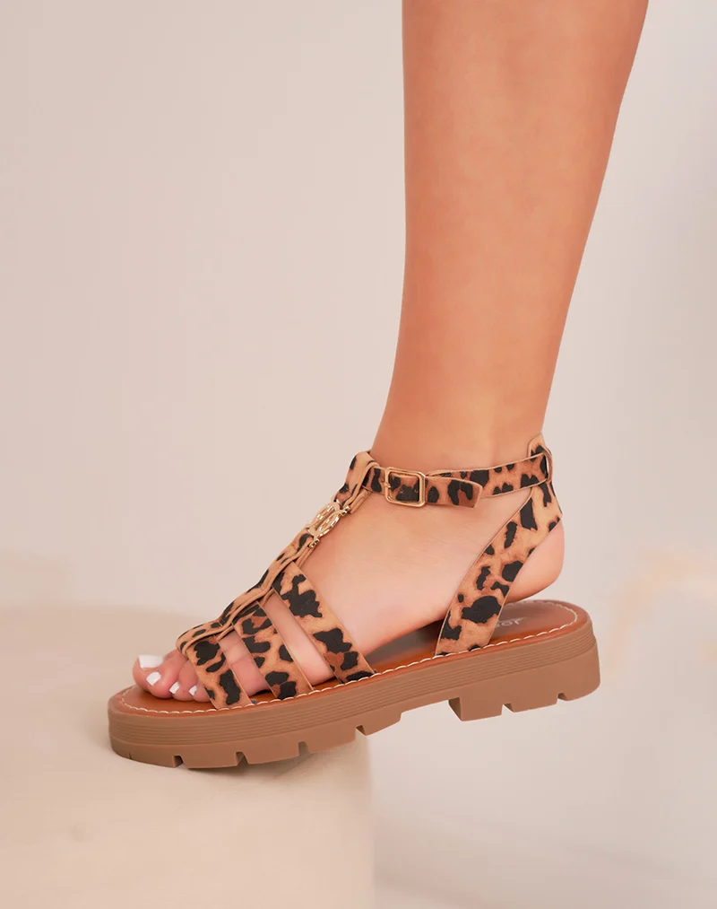 Sandales femme léopard en suédine avec semelle crantée camel et bijou doré