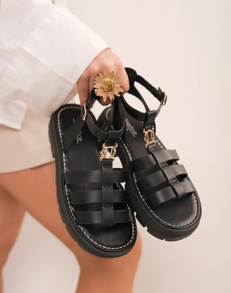 Sandales femme noires à semelle crantée avec bijou doré élégant
