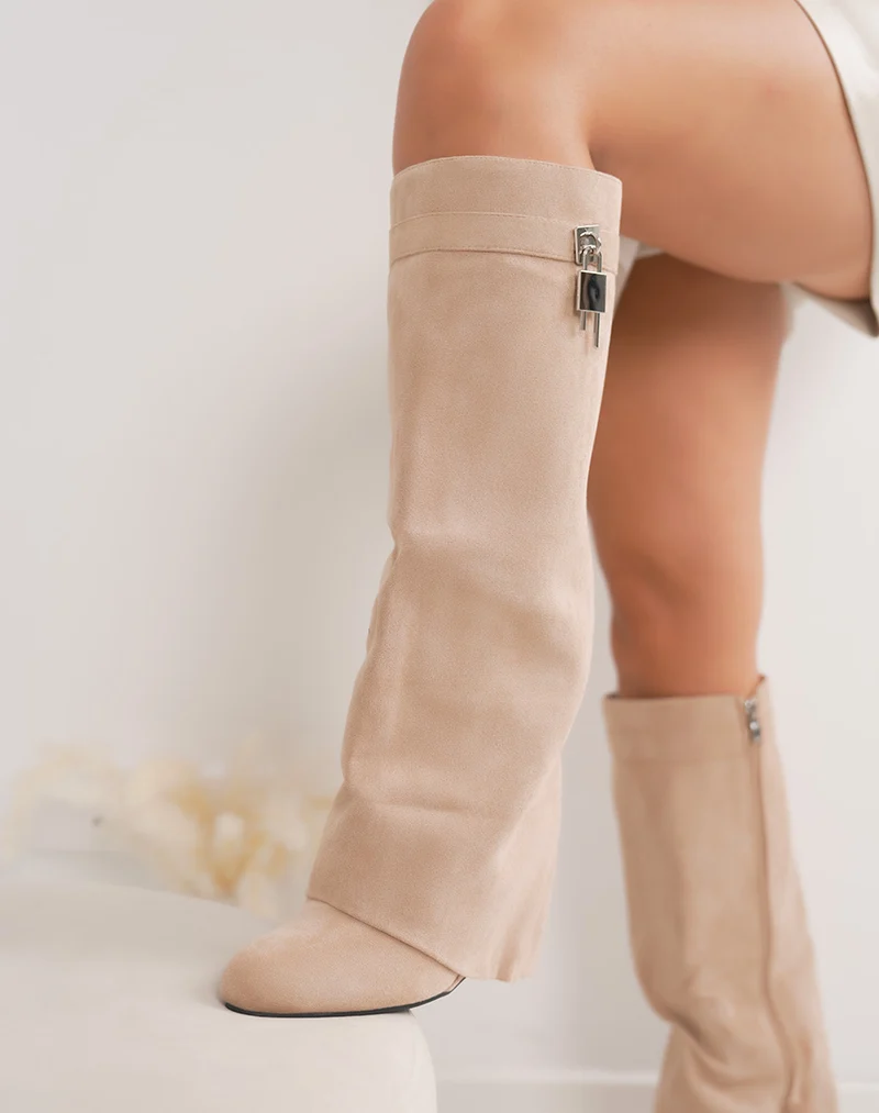 Bottes beige en suédine à talon compensé – Boucle cadenas argentée