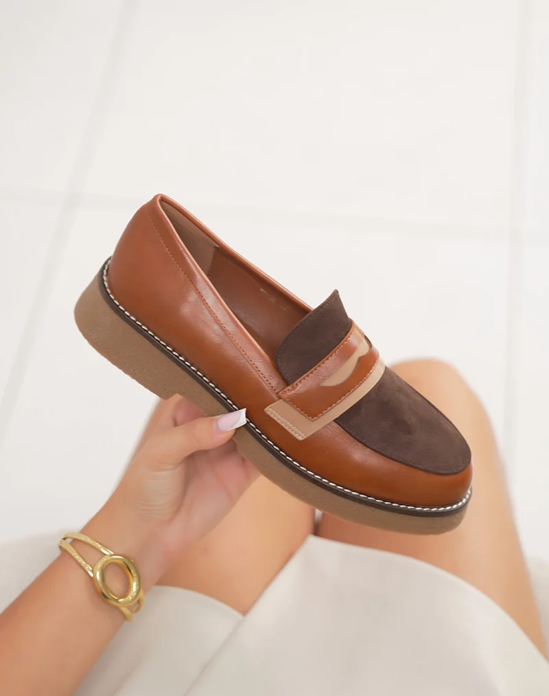 Mocassins femme camel avec empiècements marron et semelle marron claire