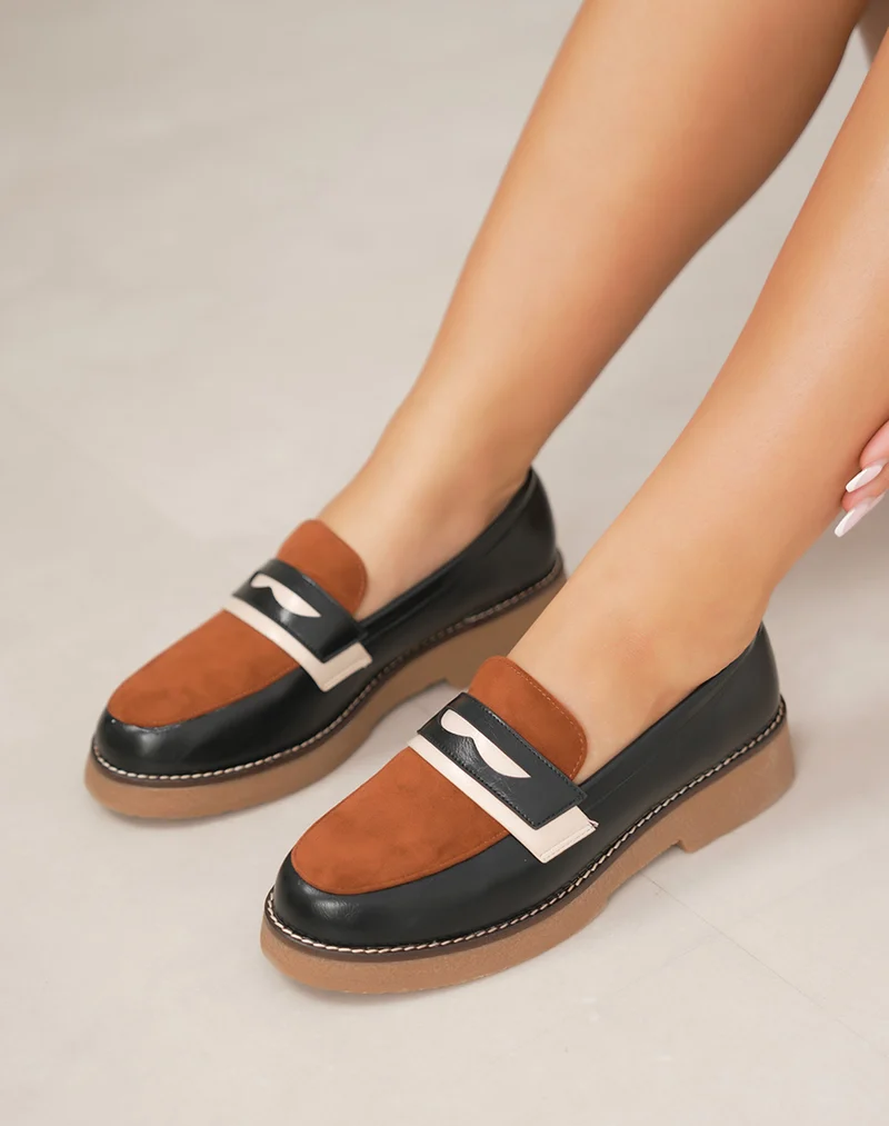 Mocassins femme noirs élégants avec empiècement camel et semelle marron claire