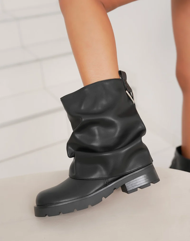 Bottines femme noires à revers plié tendance avec semelle crantée épaisse