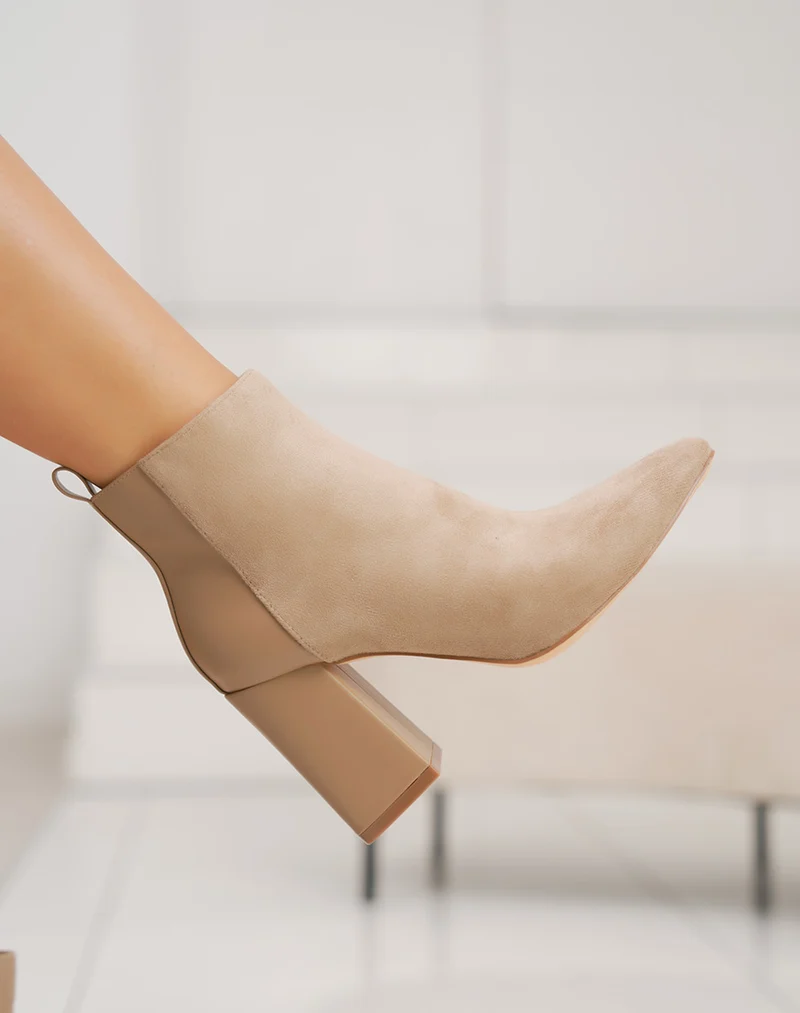 Bottines femme beige raffinées à talon haut épais et bout pointu bi-matière