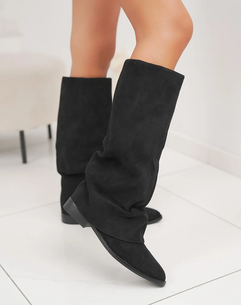 Bottes femme noires élégantes en suédine à bout pointu et talon plat