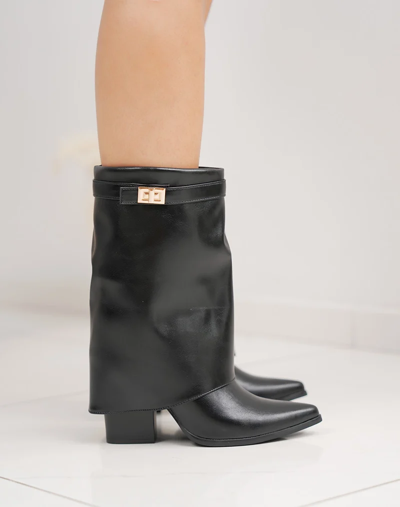 Bottes femme noires vernies à revers avec lanière dorée et talon carré