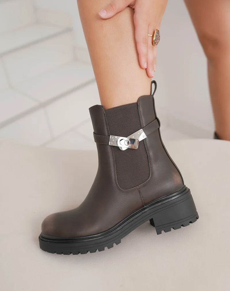 Bottines femme marron style Chelsea à lanière argentée et semelle crantée