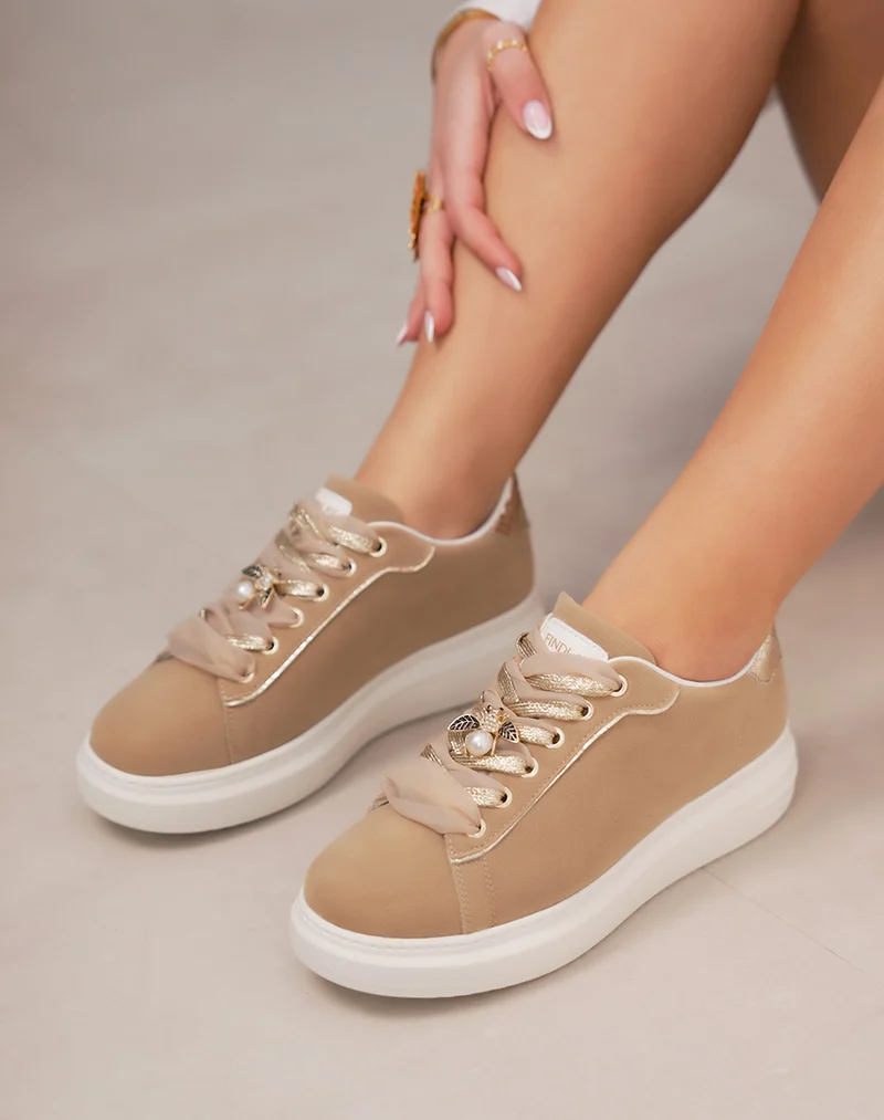 Basket FINDLAY en suédine taupe avec double lacets fantaisie et bijou abeille