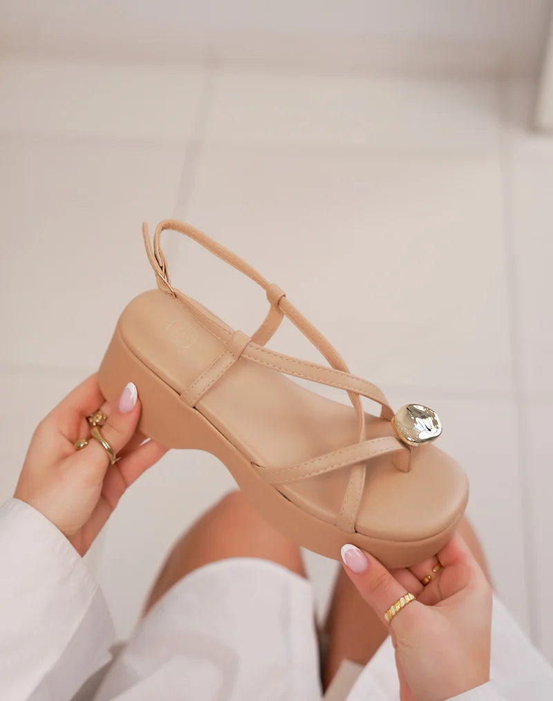 Sandales femme taupe entre-doigts à plate-forme avec détail doré asymétrique