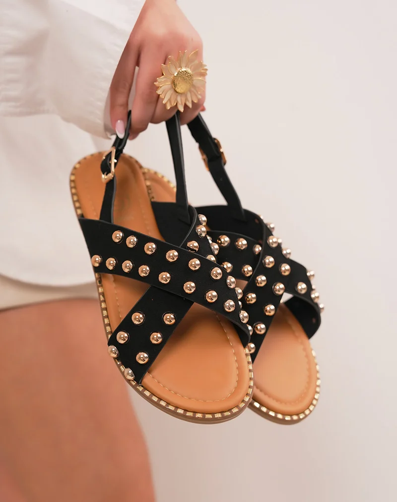 Sandales femme noires plates à brides croisées en suédine et clous dorés