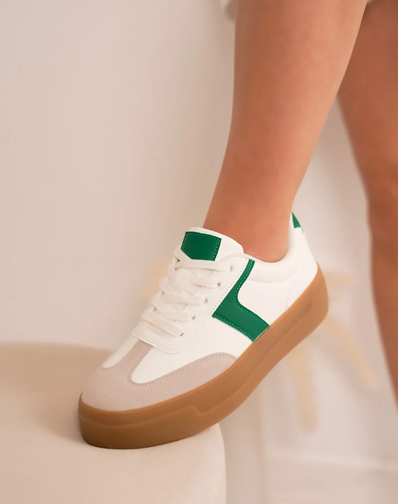 Basket femme blanche à détails vert sapin et triple plate-forme marron
