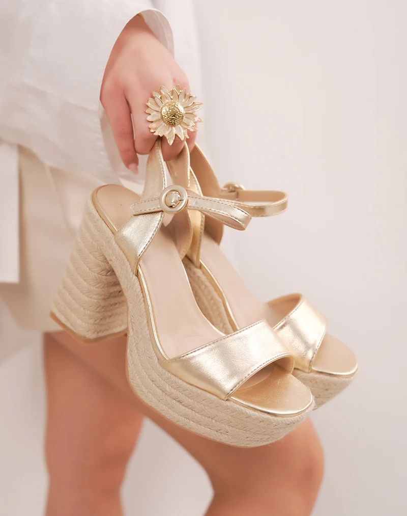 Sandales femme dorées élégantes à talon en jute et bride fine