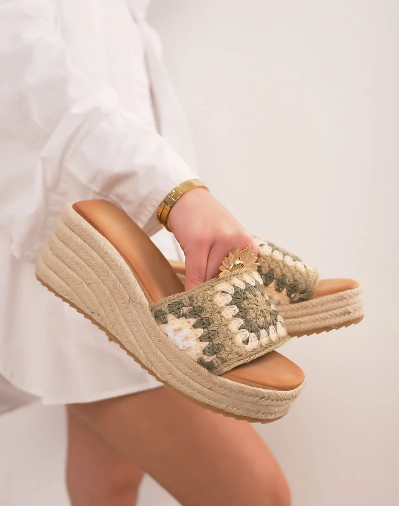 Mules compensées femme kaki et beige élégantes à motif tricoté