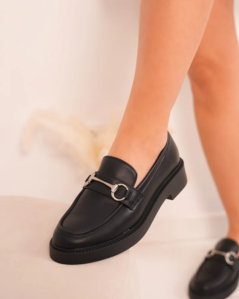 Mocassin Femme Noir Élégant avec Bijou Argenté