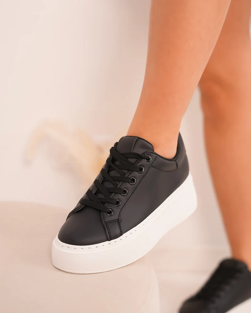 Basket femme noire à semelle blanche