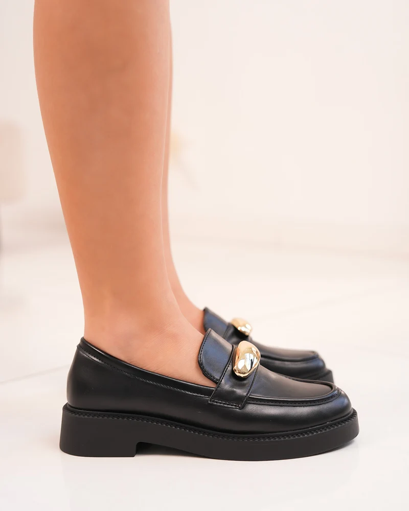 Mocassins femme noirs avec bijou doré et talon léger