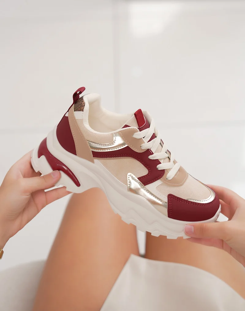 Basket femme beige doré tendance avec empiècements bordeaux et semelle crantée stylisée