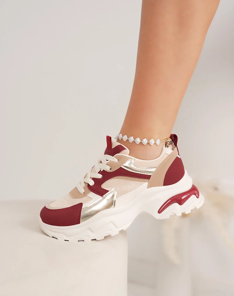 Basket femme beige doré tendance avec empiècements bordeaux et semelle crantée stylisée