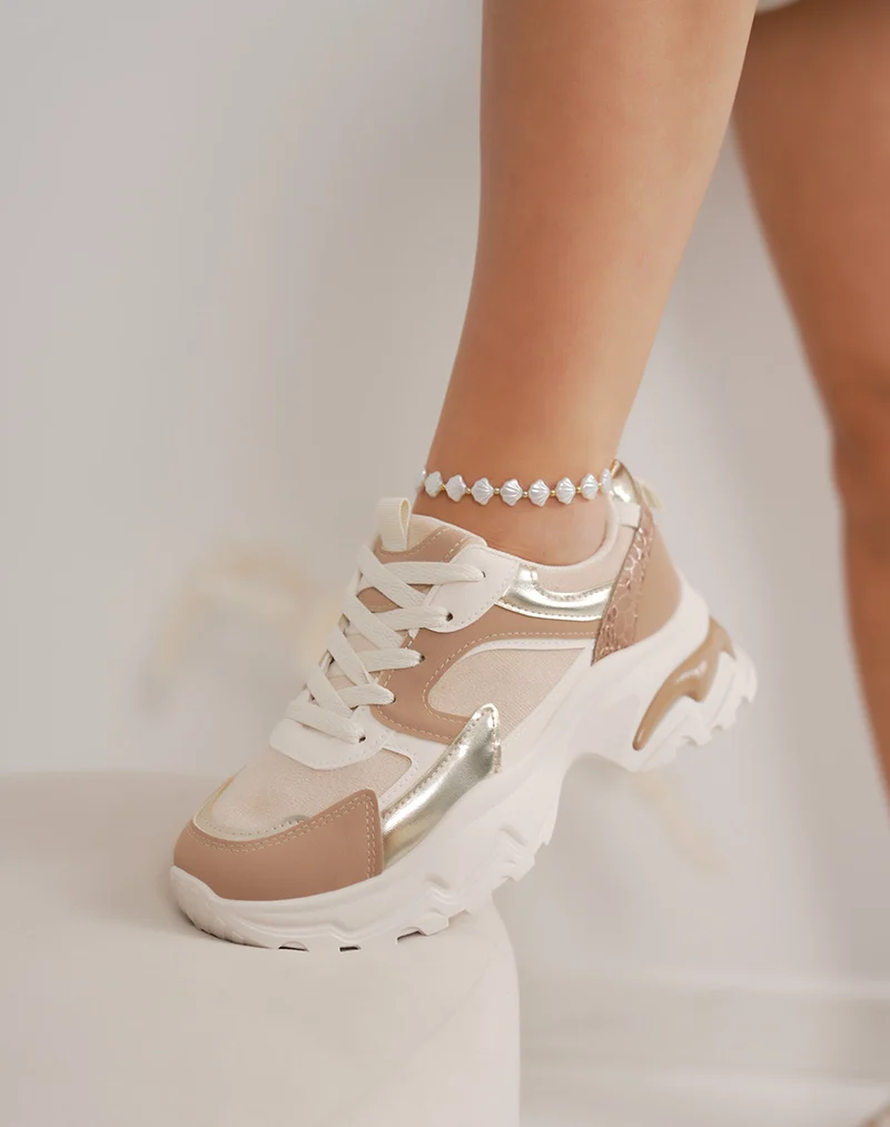 Basket femme beige tendance avec empiècements dorés et semelle crantée taupe