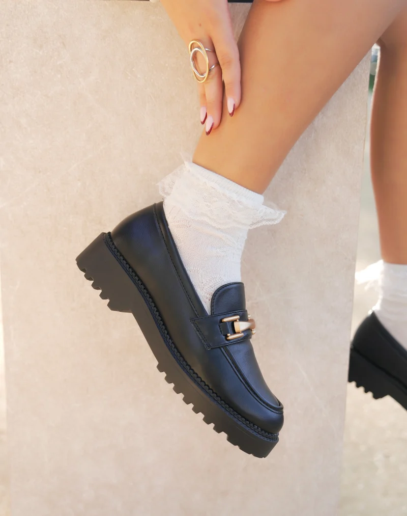 Mocassin femme noir chic avec bijou doré et semelle crantée confortable