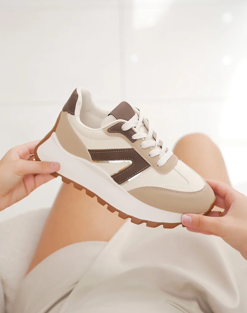 Basket femme beige tendance avec empiècements marron et taupe et semelle crantée épaisse