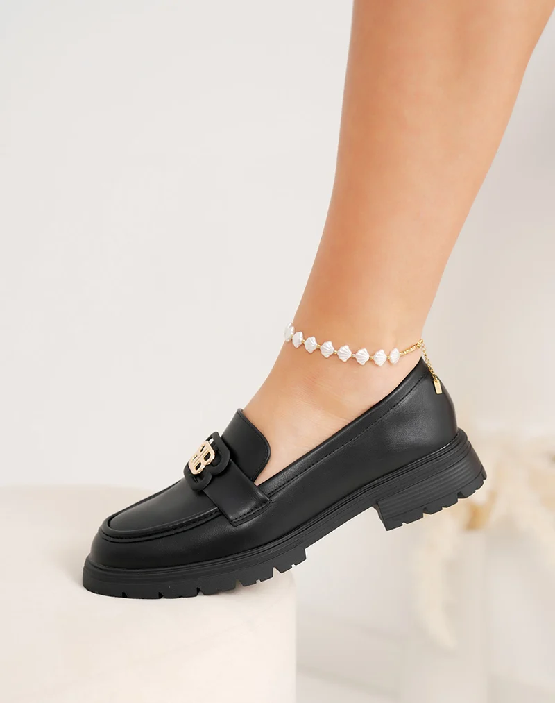 Mocassin femme noir tendance avec bijou doré et semelle crantée confortable