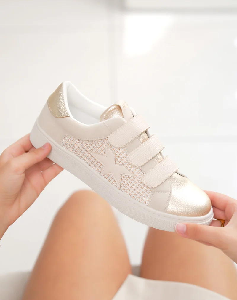 Basket femme dorée tendance avec empiècement tissé pailleté et scratchs beiges