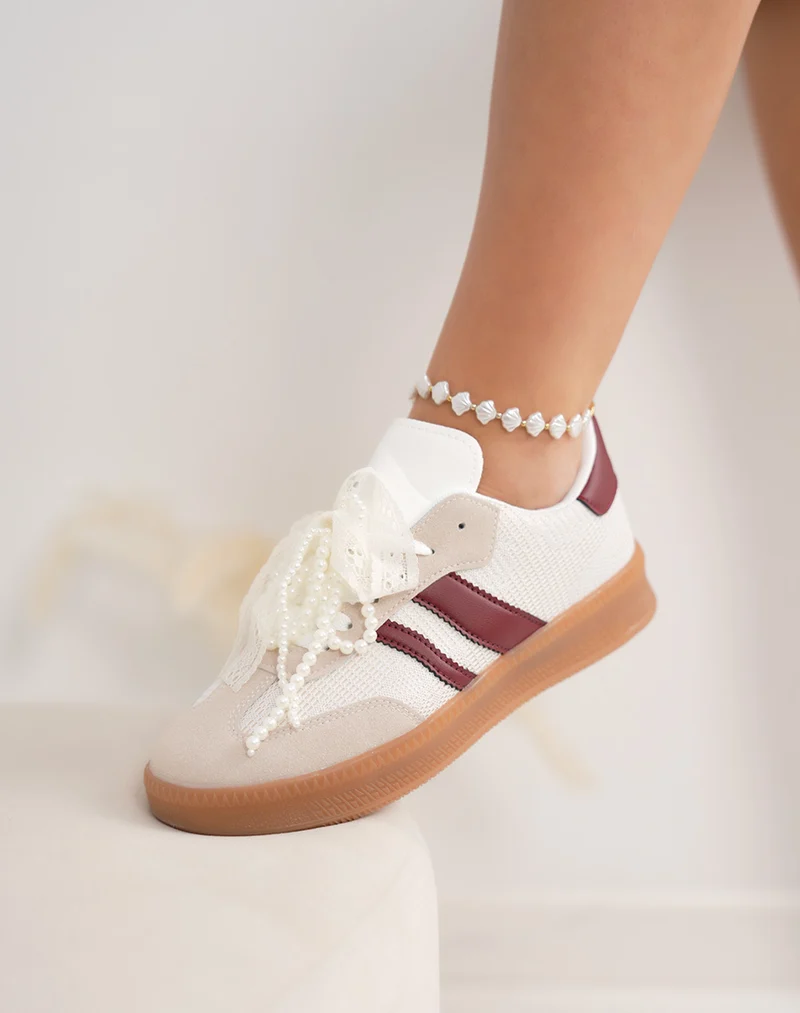 Basket femme beige élégante avec détails bordeaux et lacets perles et dentelle